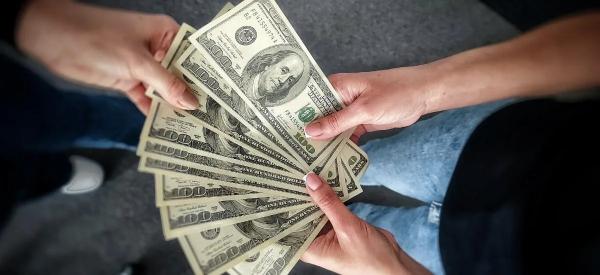 Продавать ли сегодня доллары по 80 рублей? Россиянам озвучили выгодный курс Продавать ли сегодня доллары по 80 рублей? Россиянам озвучили выгодный курс