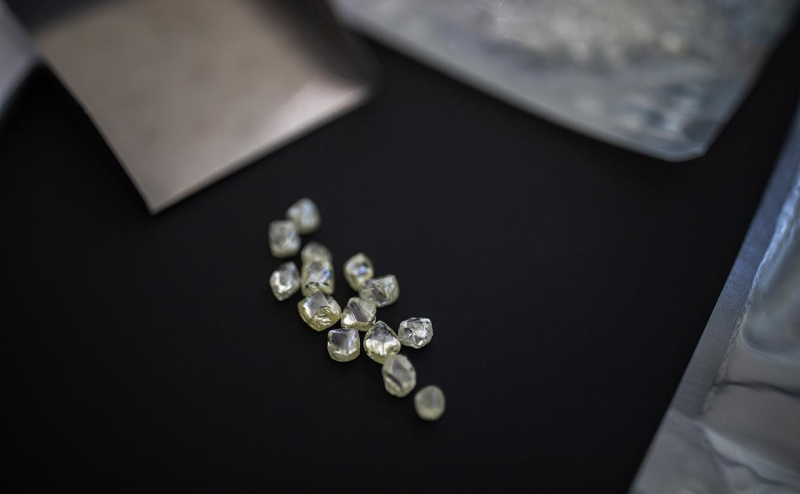 FT узнала, что De Beers не может продать запасы алмазов на $2 млрд