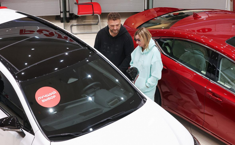 Продажи новых автомобилей в России выросли за год почти на 40%