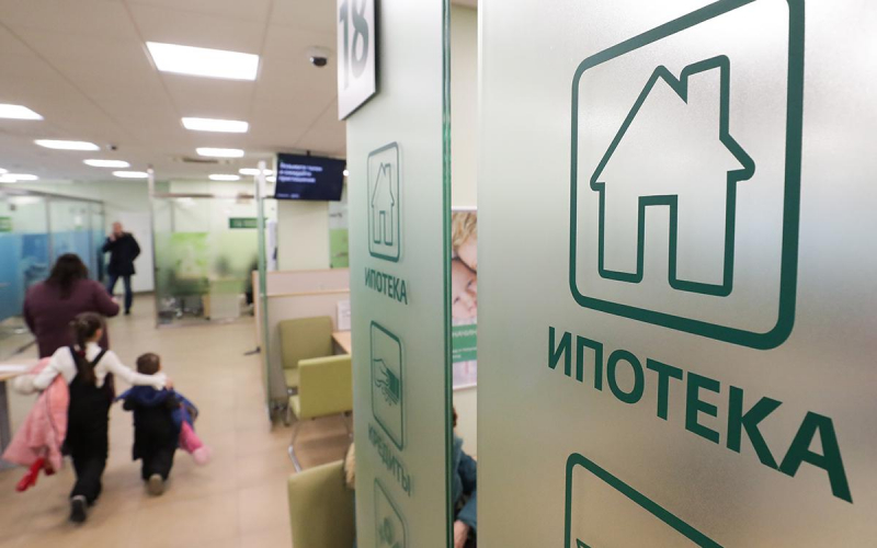 В 2024 году выдача ипотеки в России сократилась почти в 2 раза