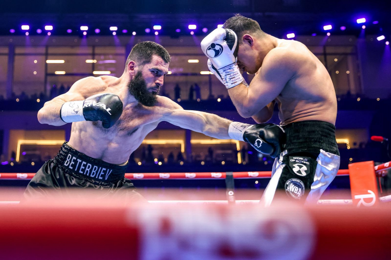 Как Бивол отобрал титул абсолютного чемпиона у Бетербиева. Фоторепортаж