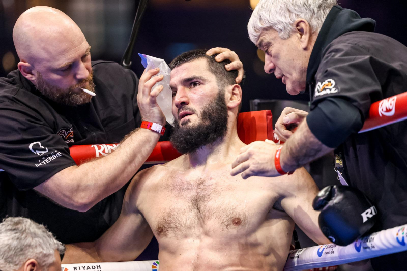 Как Бивол отобрал титул абсолютного чемпиона у Бетербиева. Фоторепортаж