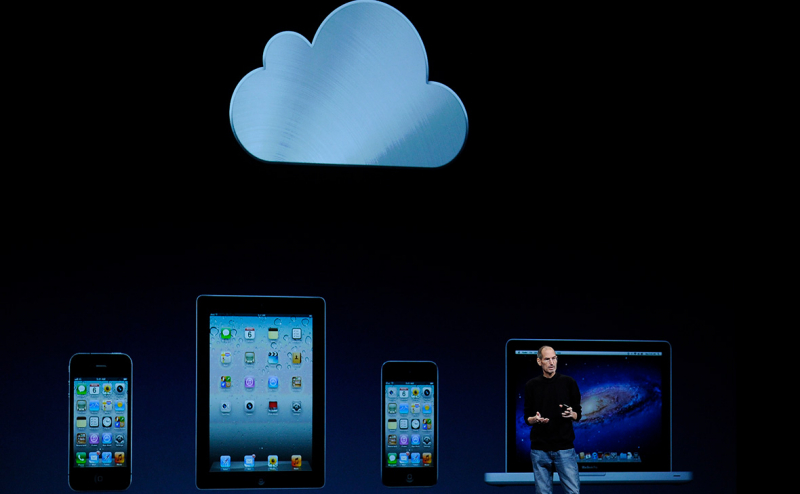 Пранк и похороны: как Стив Джобс делал шоу из презентации гаджетов Apple