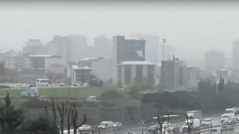 В Стамбуле выпал снег. Видео