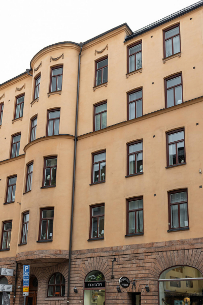 Лепнина, цветной потолок и стильный декор: квартира в Стокгольме (90 кв. м)