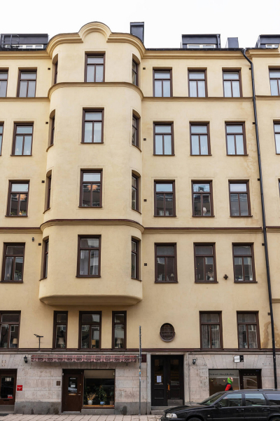 Настенные панели и стильный дизайн в серых тонах: квартира в Стокгольме