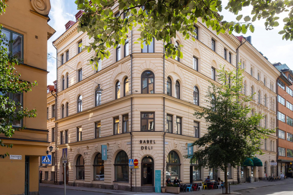 Розовый потолок и пятнистый диван: яркая квартира в Стокгольме (61 кв. м)