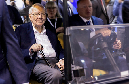 Уоррен Баффетт покинет пост главы Berkshire Hathaway до конца года Уоррен Баффетт покинет пост главы Berkshire Hathaway до конца года