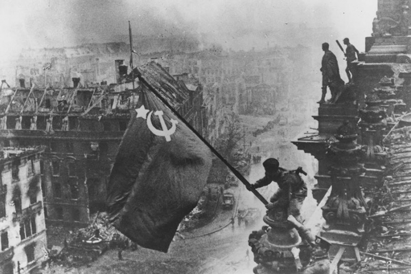 80 лет назад над Рейхстагом подняли Знамя Победы: как это было