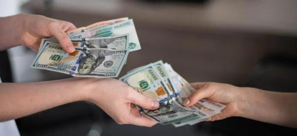 Новые доллары в банках: исчезла ли валюта из обменников? Новые доллары в банках: исчезла ли валюта из обменников?