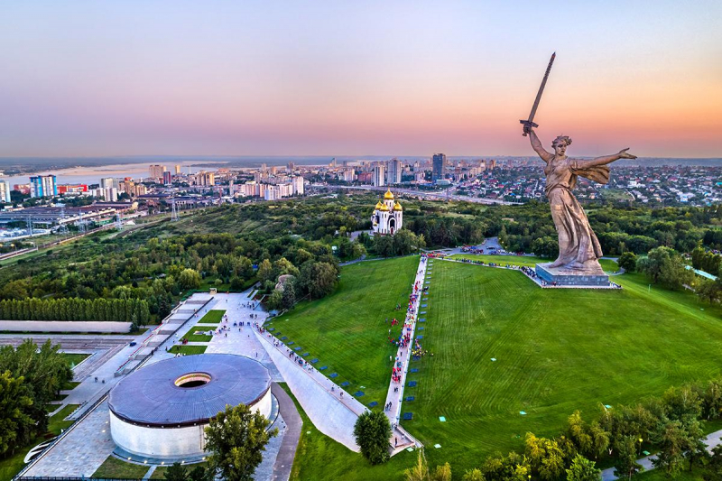Как отстраивали города после Победы и сколько стоит это жилье в 2025