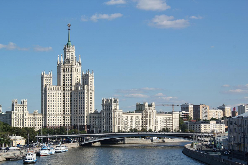 Как отстраивали города после Победы и сколько стоит это жилье в 2025