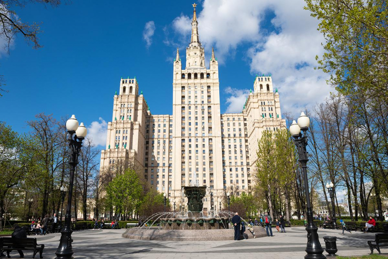 Как отстраивали города после Победы и сколько стоит это жилье в 2025