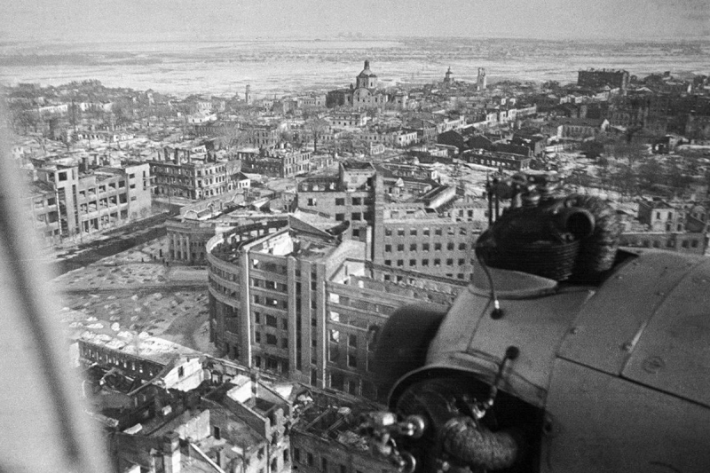 Как отстраивали города после Победы и сколько стоит это жилье в 2025