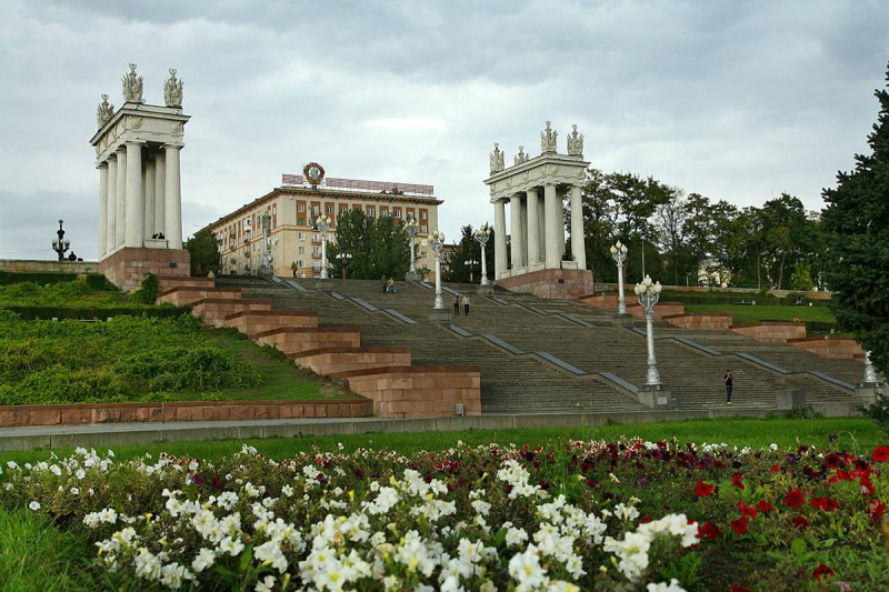 Как отстраивали города после Победы и сколько стоит это жилье в 2025
