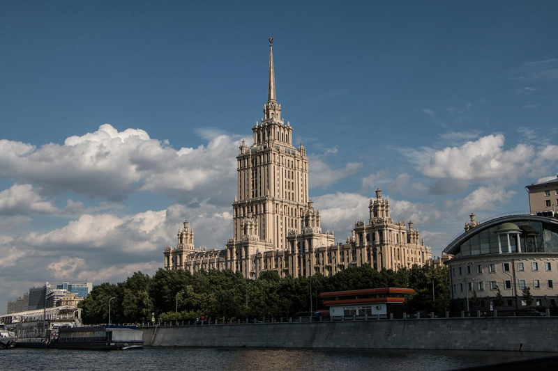 Как отстраивали города после Победы и сколько стоит это жилье в 2025