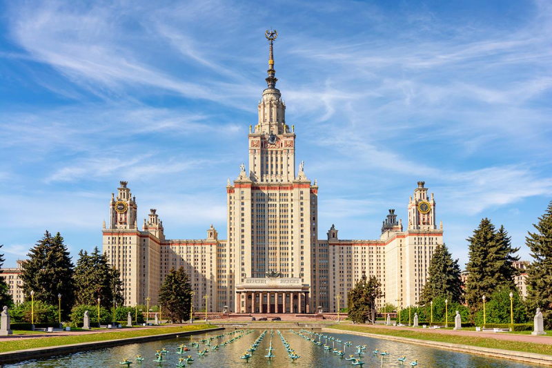 Как отстраивали города после Победы и сколько стоит это жилье в 2025
