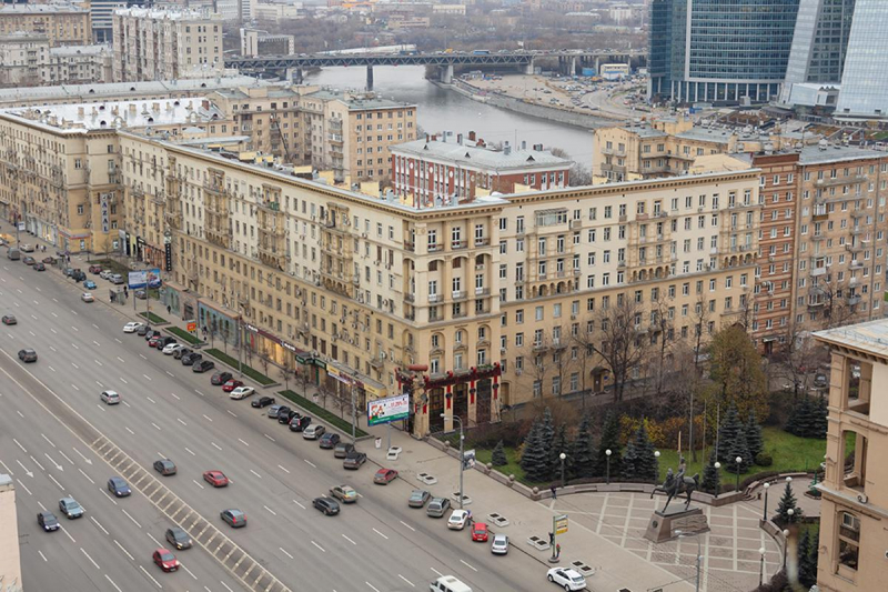 Как отстраивали города после Победы и сколько стоит это жилье в 2025