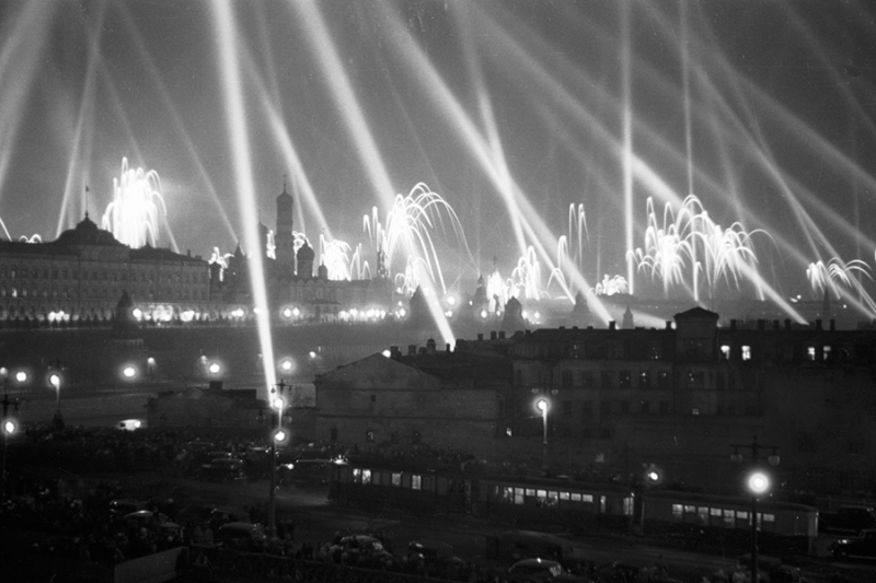 От семейных встреч до «Бессмертного полка»: 80 лет празднования 9 мая