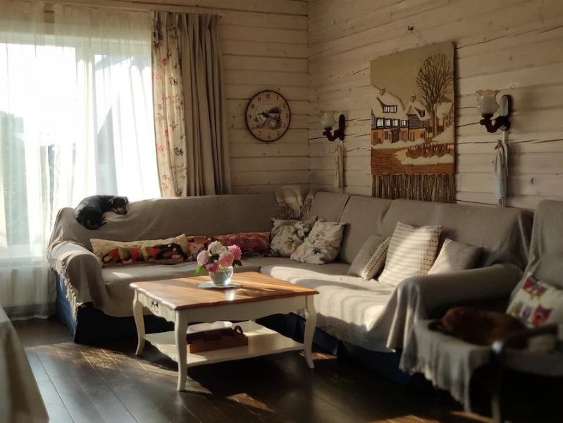 Гостиная в деревянном доме: правила оформления, подходящие стили и 52 фото