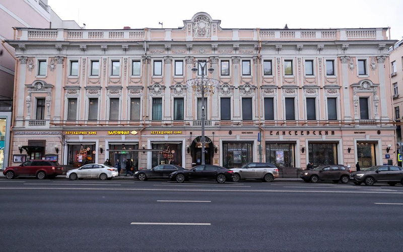В Москве в доме с «Елисеевским» выставили на торги 12-комнатную