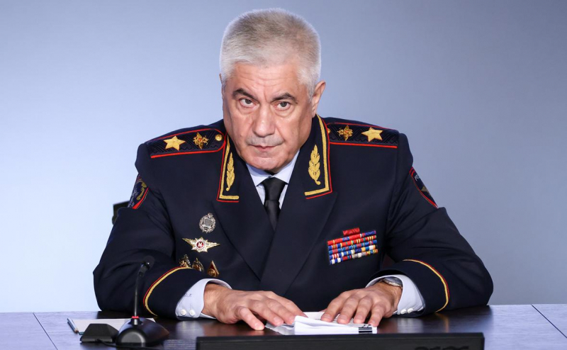 Колокольцев призвал к высылке «бесполезных» мигрантов из России