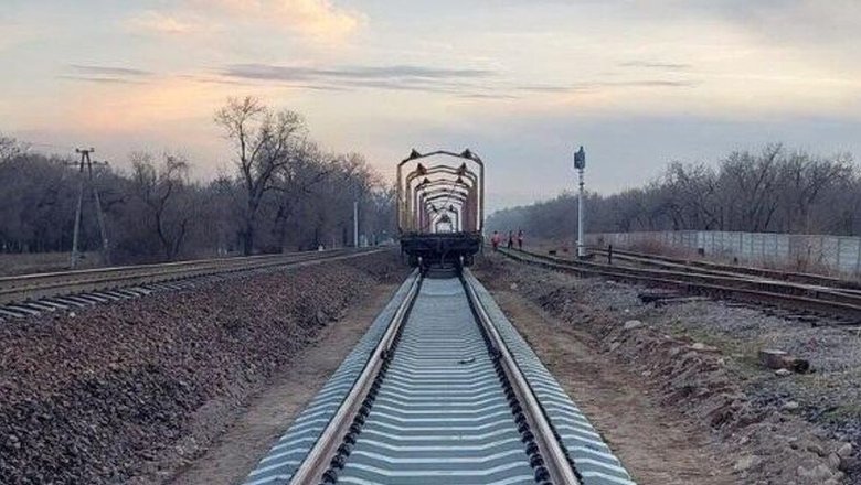 Первые рельсы обводного пути уложены в Алматинской области Казахстана